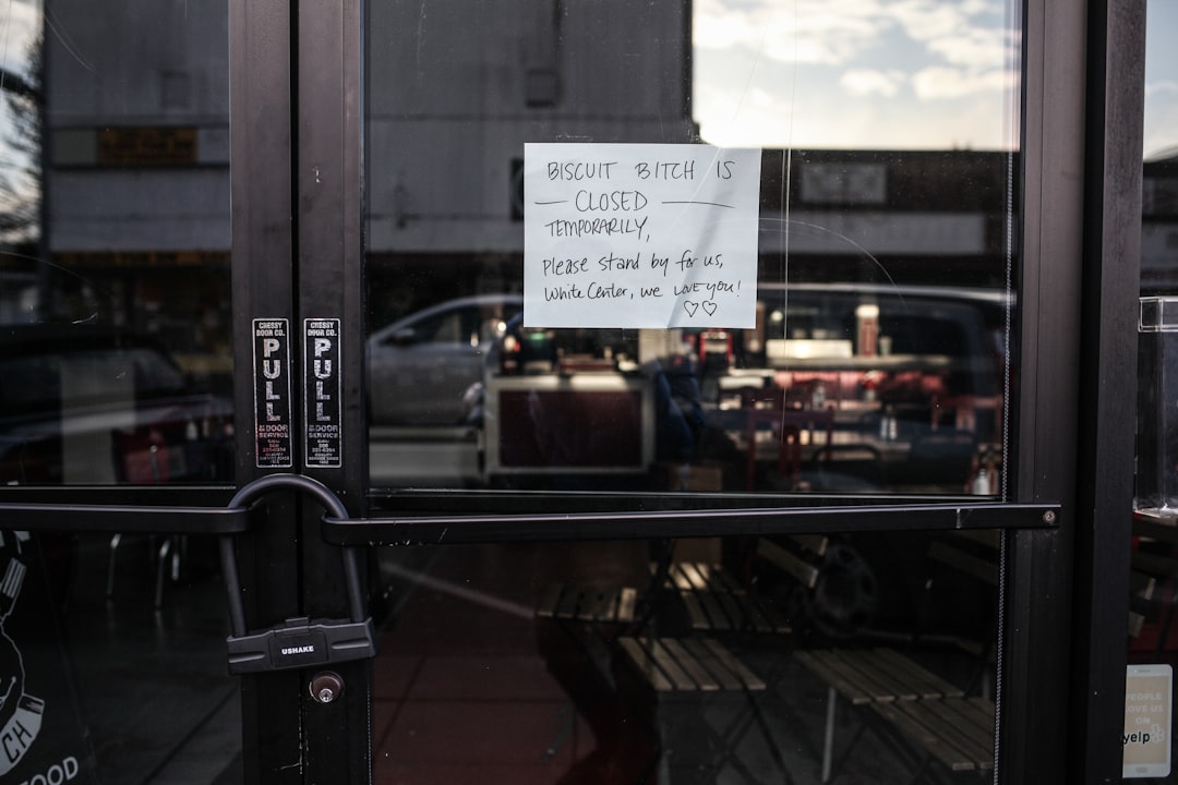 découvrez les implications et les étapes essentielles à suivre lors de la fermeture d'une entreprise. obtenez des conseils pratiques pour gérer la transition, respecter les réglementations et assurer la sécurité des employés.