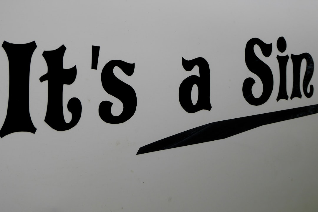 découvrez l'importance et les implications d'une déclaration sous serment. apprenez comment ce document légal peut influencer les procédures judiciaires et son rôle dans les témoignages formels. informez-vous sur le processus de création et les obligations associées.